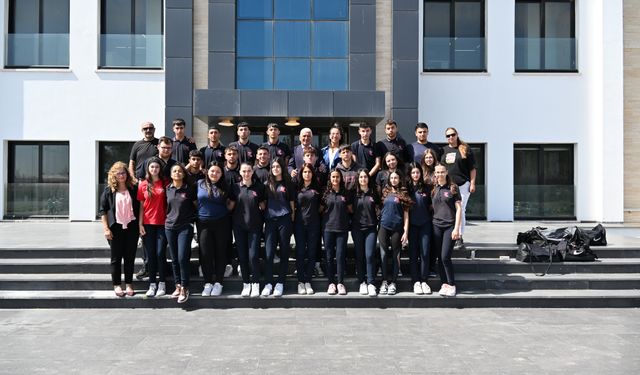 Özçınar, Kurtuluş Lisesi kız ve erkek atletizm takımını kabul etti